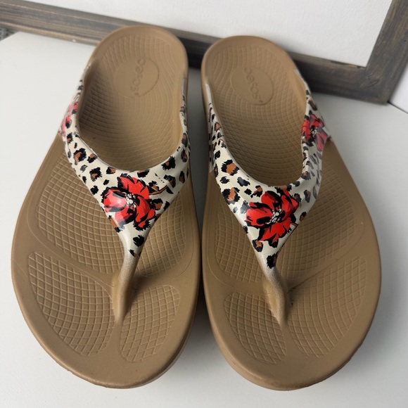 OOFOS OOlala Limited Sandals Leopard Flora print - Picture 2 of 8